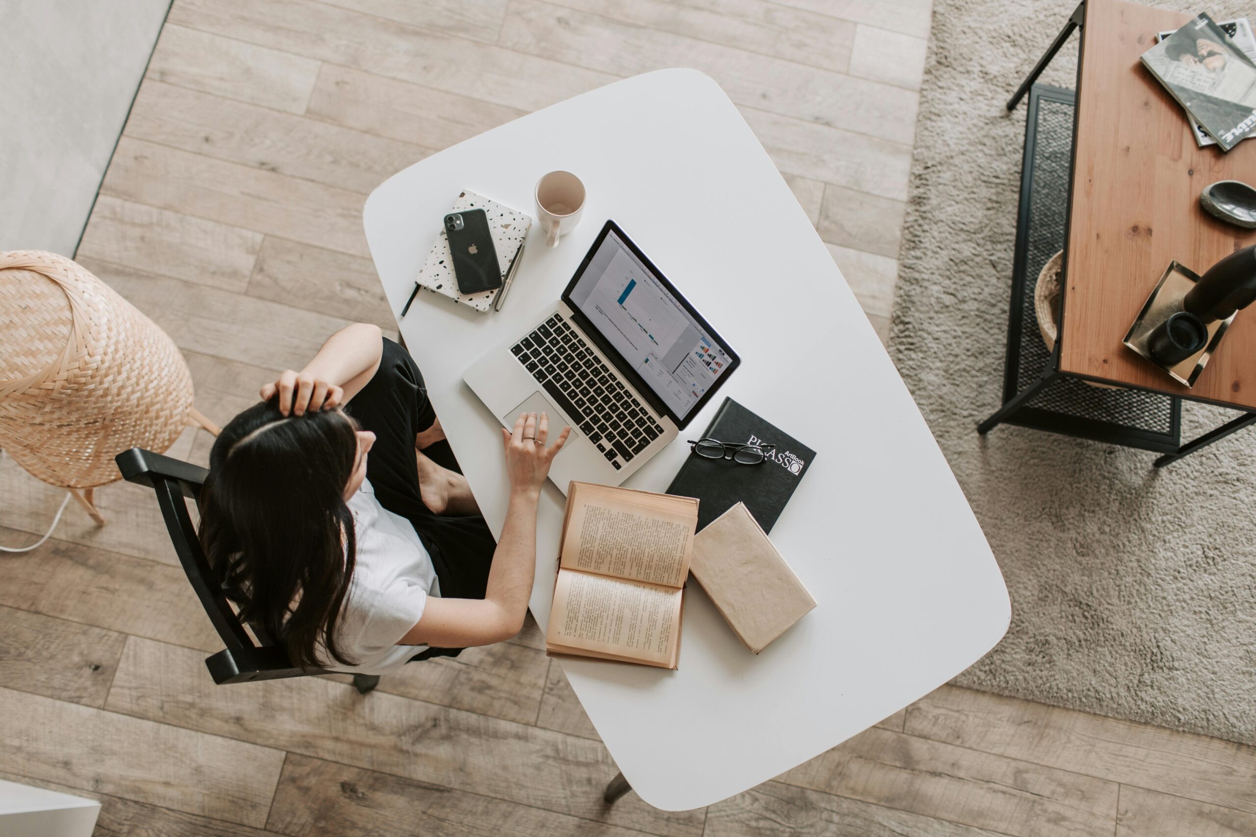 iemand achtereen bureau met laptop